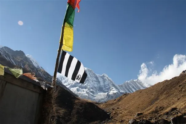 This would have to be one of the highest Collingwood flags in the world at 3700 metres 